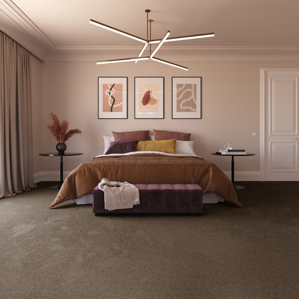 Schlafzimmer mit einem Bett und vielen Kissen und einem kuscheligen Teppichboden.
