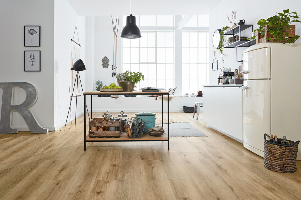 Offene Wohnsituation in der Küche mit einem werkhaus Bodenbelag in Holzdesign. – KI bearbeitet