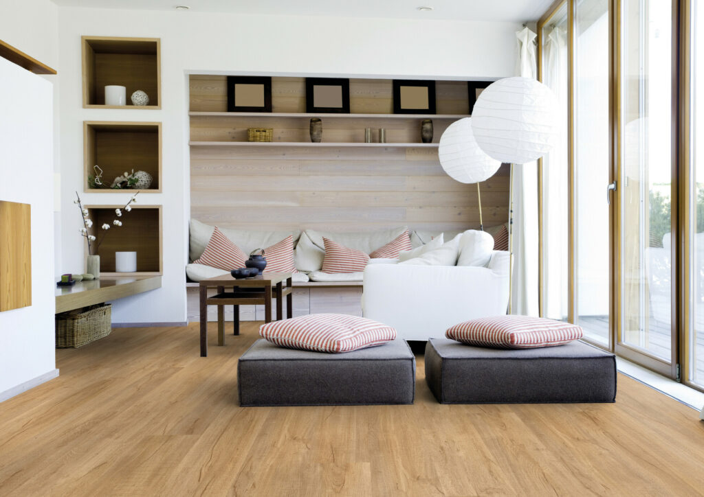 werkhaus Designbelag in Holzoptik in einer Wohnlandschaft. – KI bearbeitet